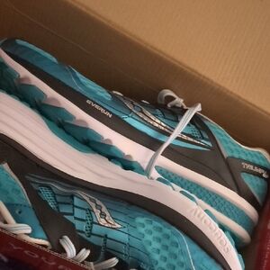 BNIB - Saucony Triumph Running Shoes, Ladies Size US10